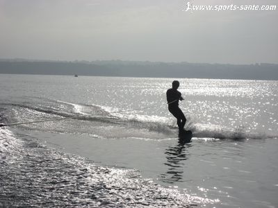 Image de prise de virage en wakebord